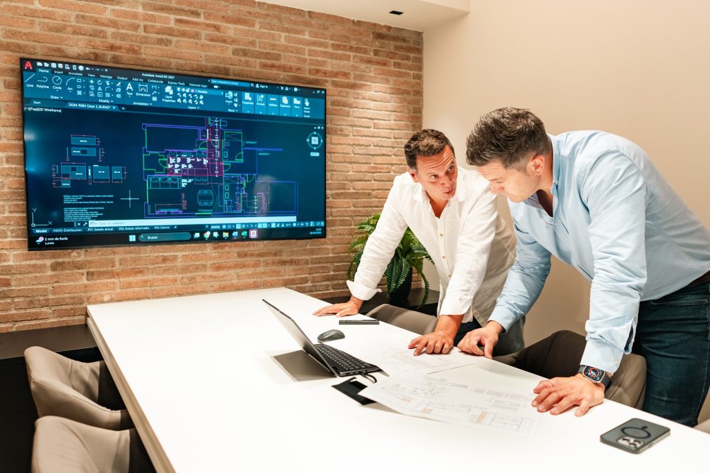 Arquitectos en Salou revisando planos para proyecto de obra nueva de Grupo Domuum.